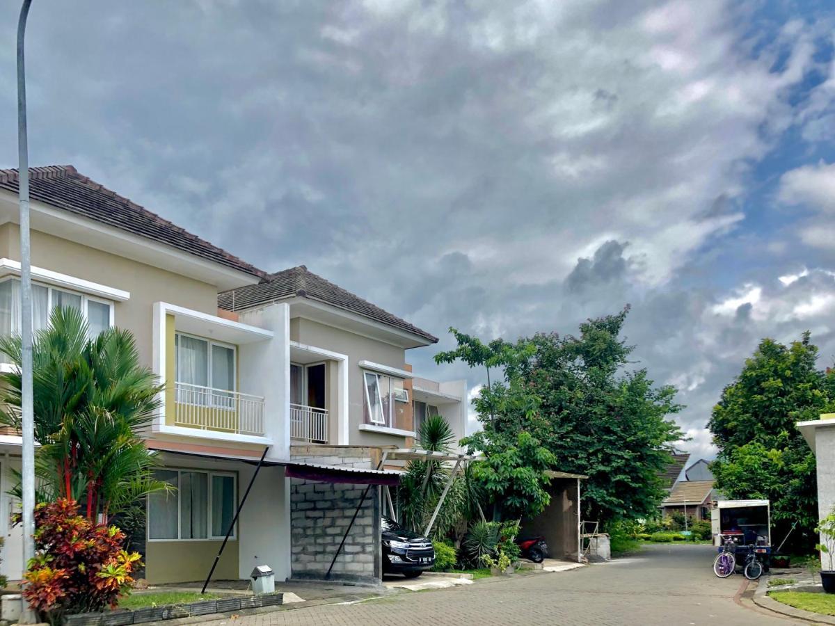 Gerbera 4Br Villa Springhill Garden Malang Exterior photo